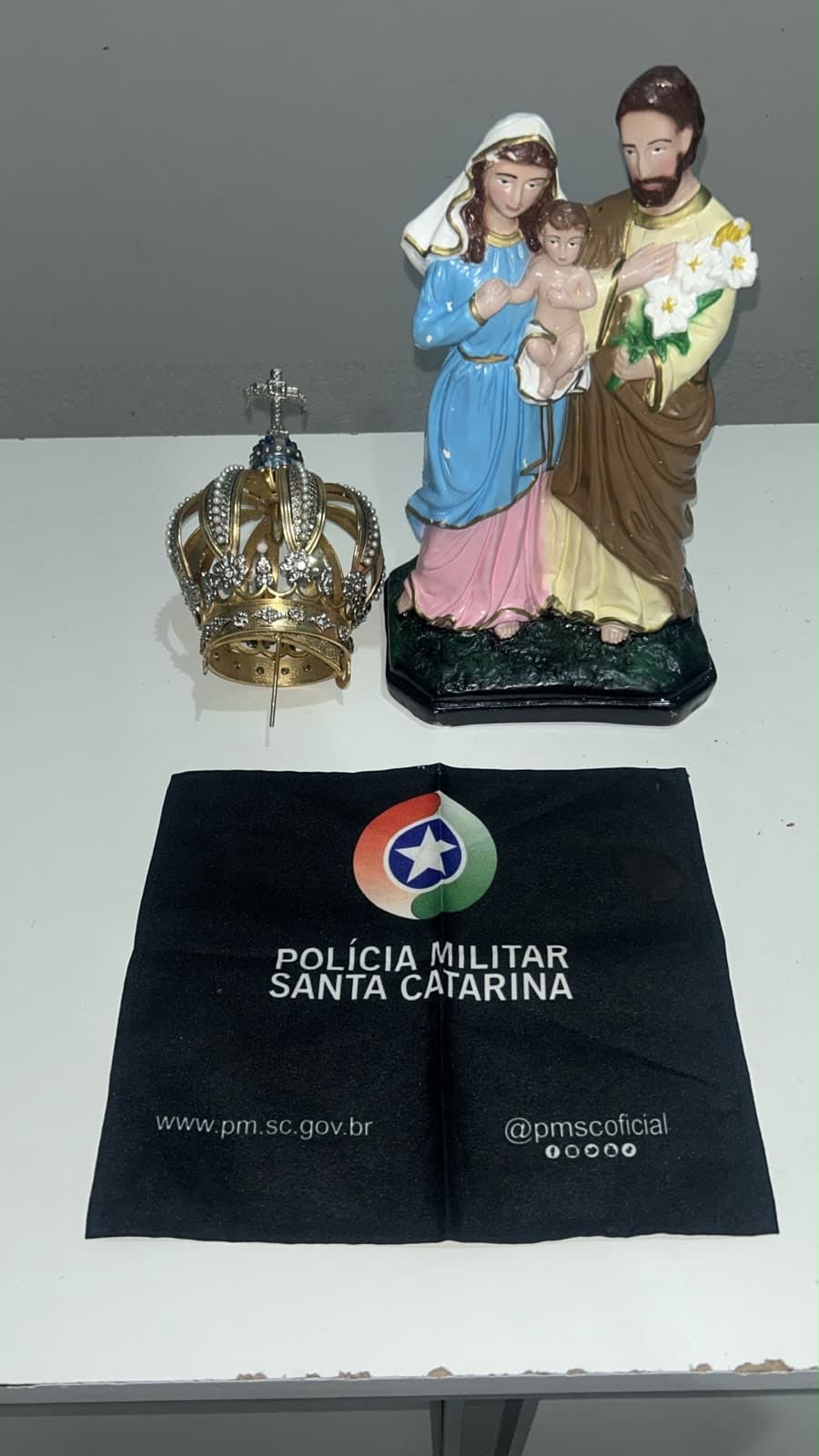 Objetos furtados de igreja aparecem sobre geladeira durante buscas da PM