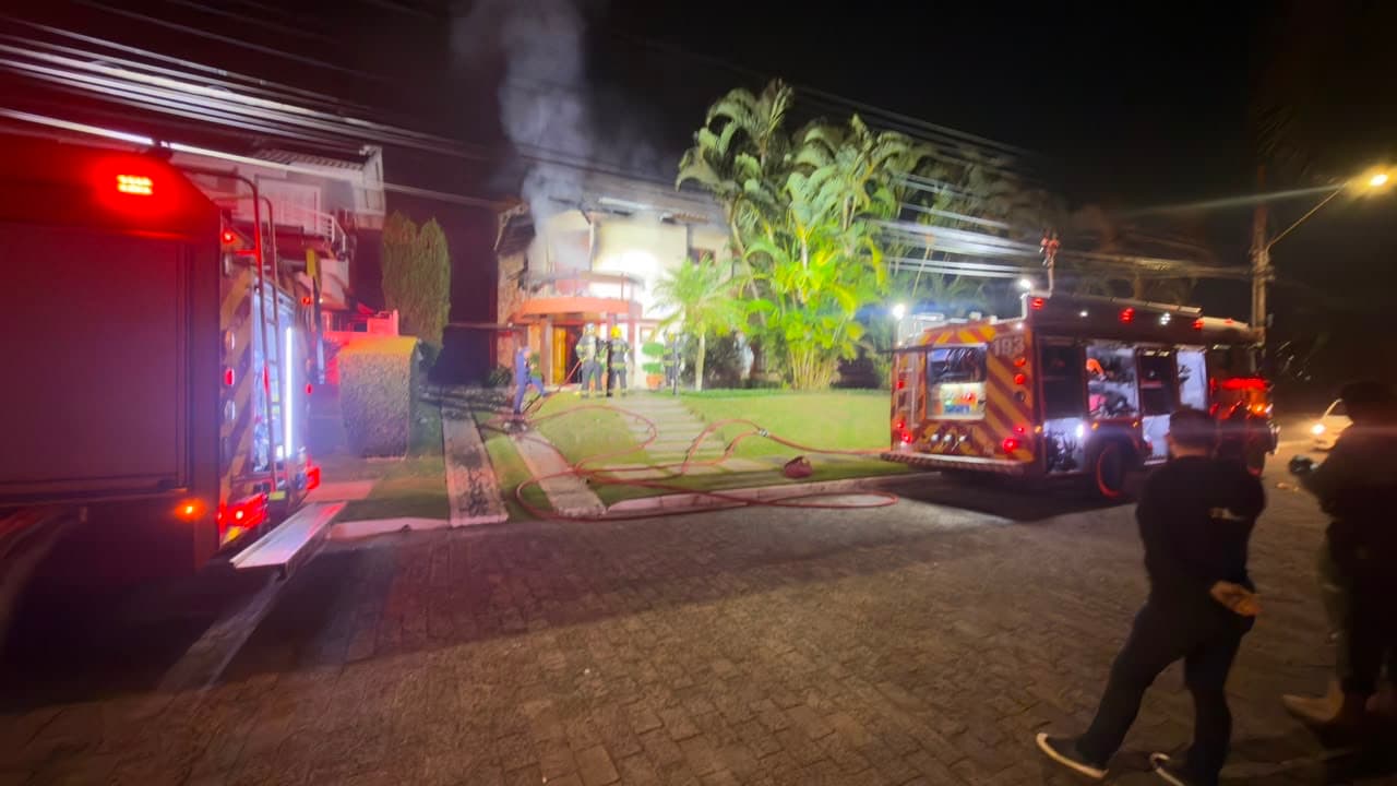 Casal é hospitalizado após incêndio em casa de dois pavimentos em Florianópolis