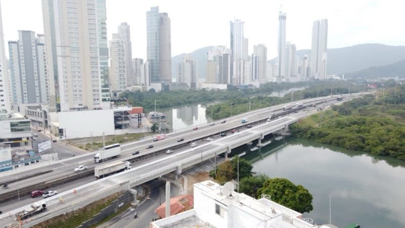 Obras na BR-101 alteram o trânsito na ponte sobre o Rio Camboriú durante a noite
