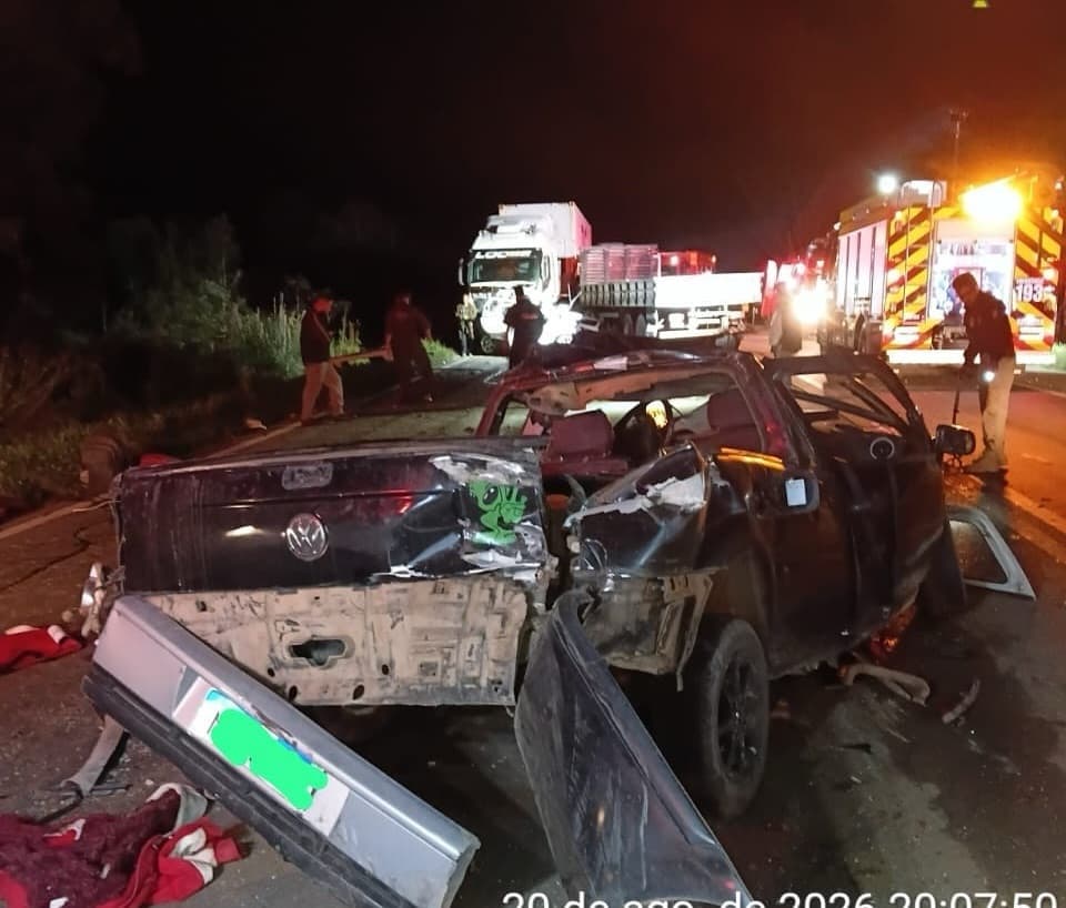 Acidente com caminhões e carros deixa vítimas presas às ferragens na BR-470