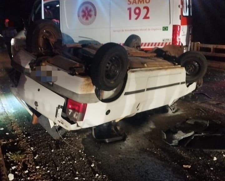Motorista fica ferido após carro bater em guard rail e capotar na BR-282