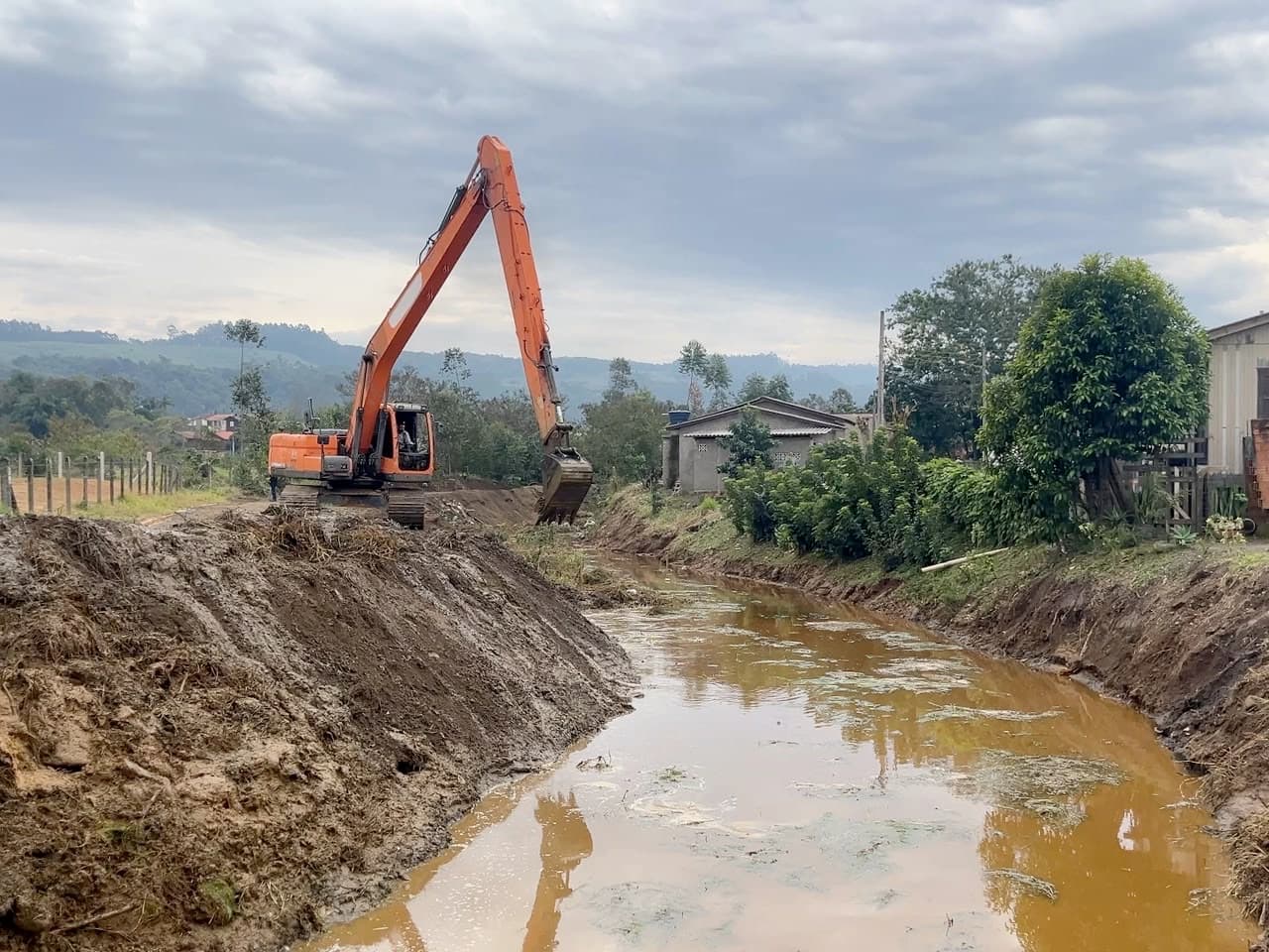 El Niño: Criciúma dá exemplo para SC e limpa mais de 20 km de rios para combater enchentes