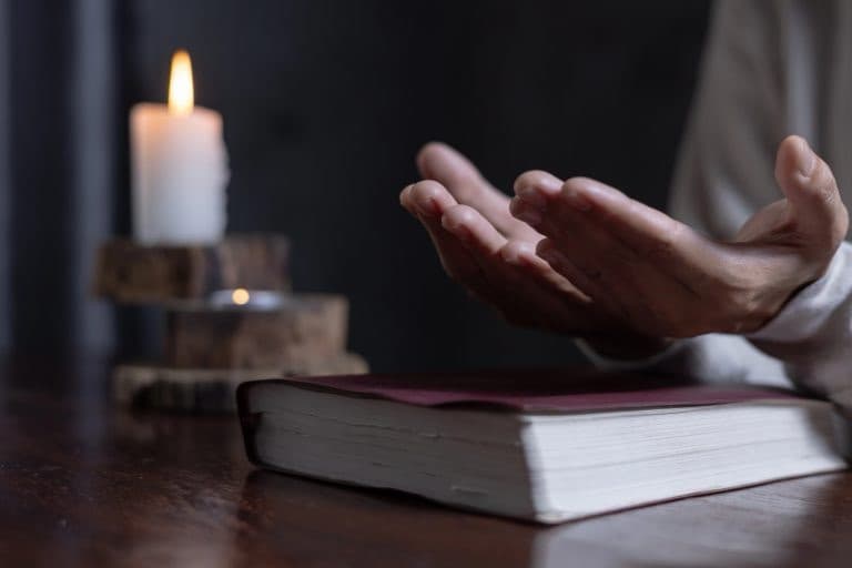 Projeto quer aumentar pena de criminoso que se passa por pastor para aplicar golpes