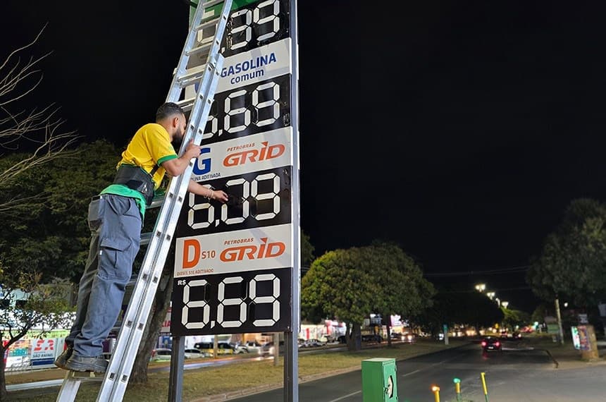 Gasolina e diesel mais baratos? Nova lei abre caminho para corte de impostos