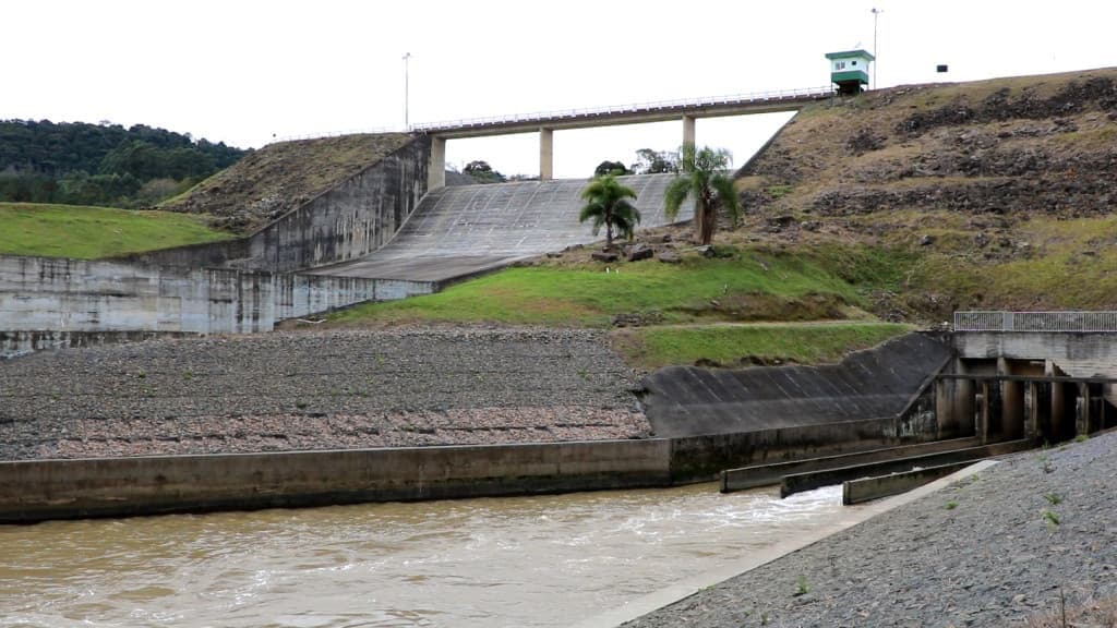SC fecha comportas de barragens e Defesa Civil alerta para enchentes no Vale do Itajaí