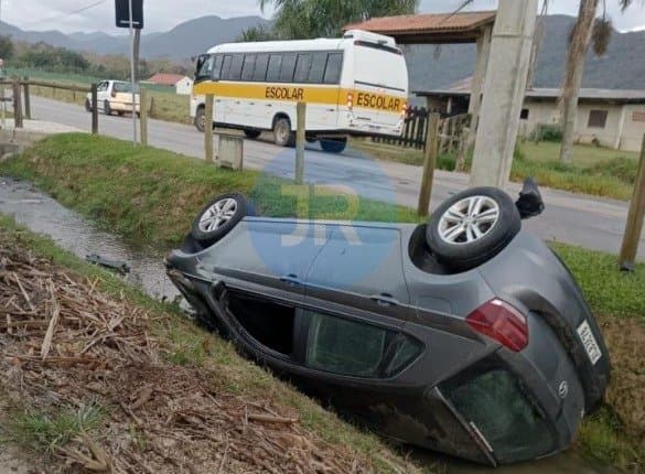 Tragédia em Tijucas: jovem de Nova Trento morre após carro capotar e cair em vala