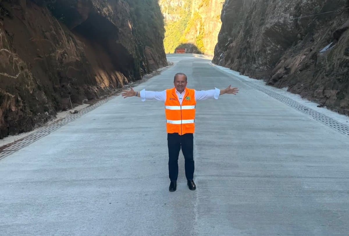 Governador Jorginho Mello de braços abertos em trecho de rodovia estadual pavimentada em concreto