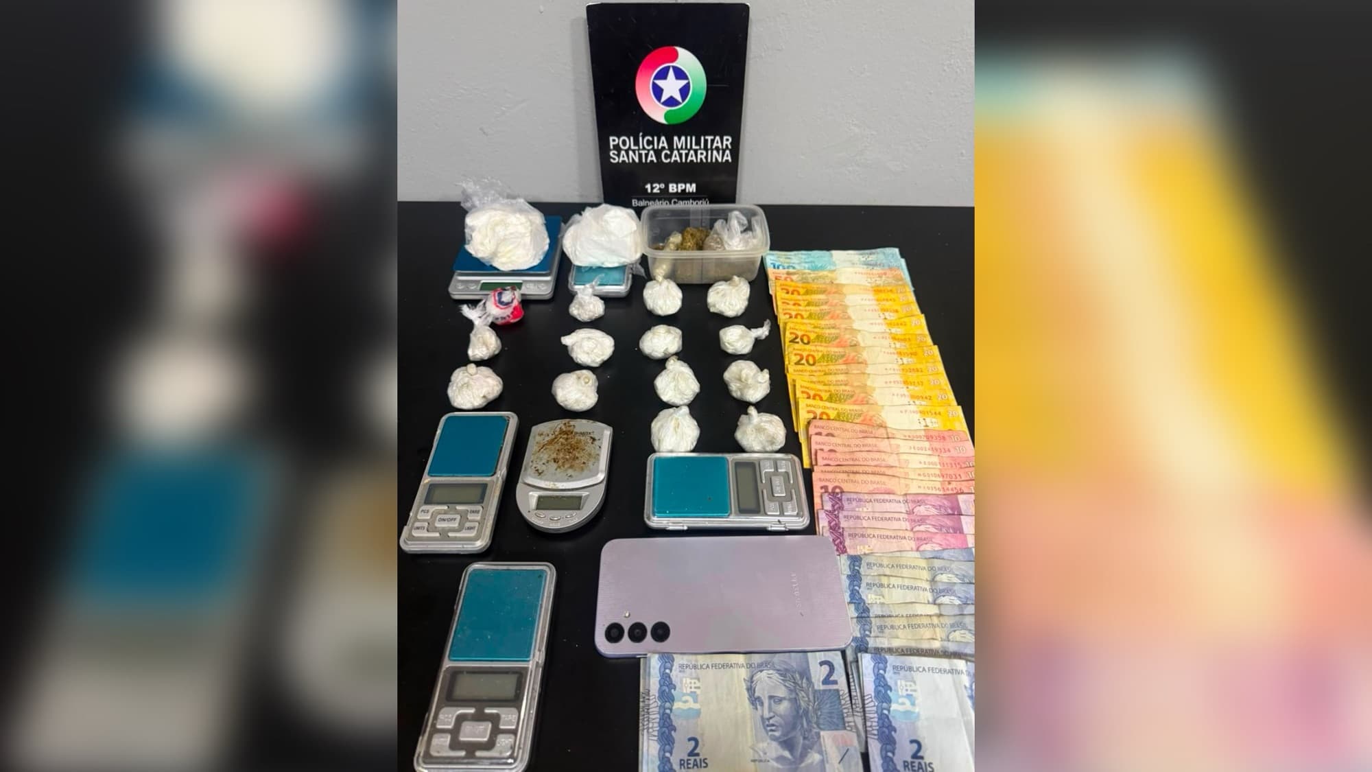 Homem com mandado de prisão é preso com mais de 300 gramas de drogas em Camboriú