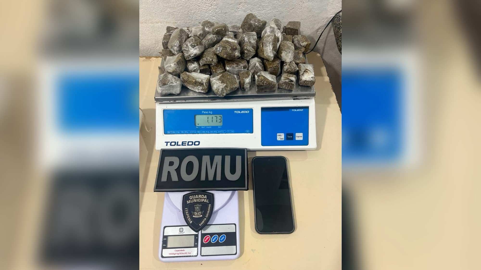 Homem tenta fugir de abordagem e ROMU encontra 1,2 kg de maconha em kitnet