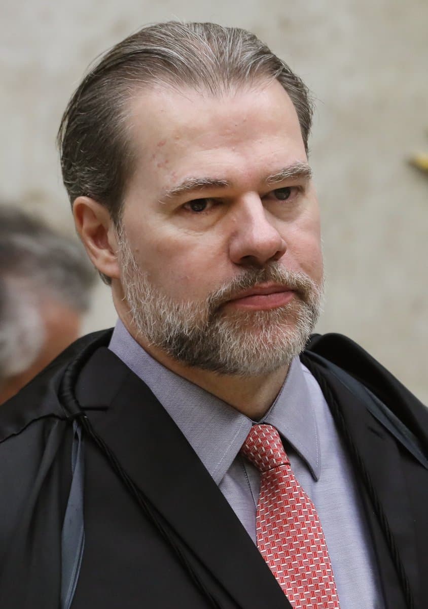 O ministro Dias Toffoli, do STF e do TSE, de toga durante sessao