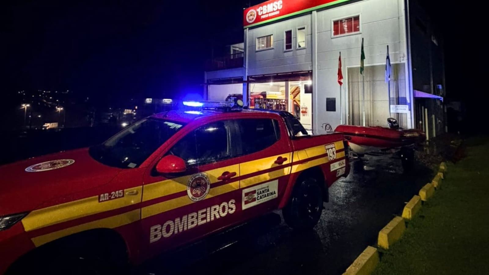 Mulher ilhada com glicose em 376 é salva após bombeiros percorrerem 2,5 km de alagamento, no Alto Vale