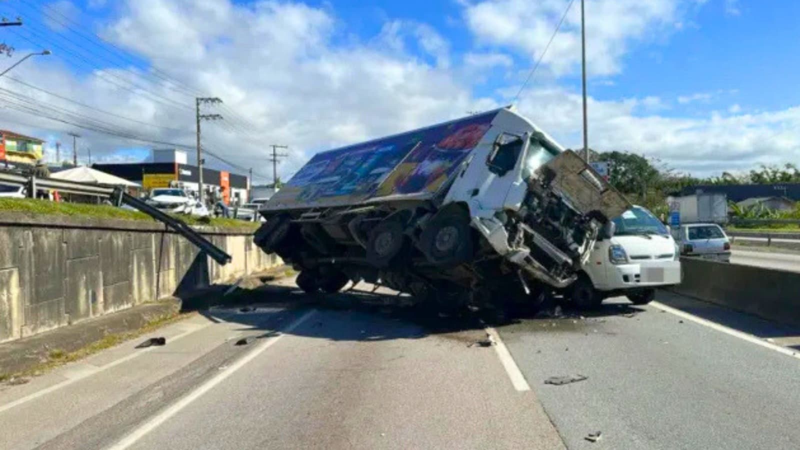 Caminhão perde o controle e bloqueia totalmente a BR-101 no sentido Norte em São José
