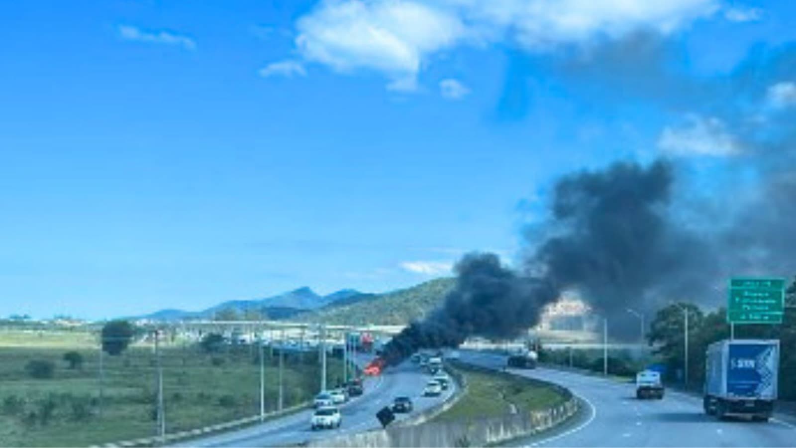 Pista é parcialmente interditada na BR-101 após carro pegar fogo em Biguaçu