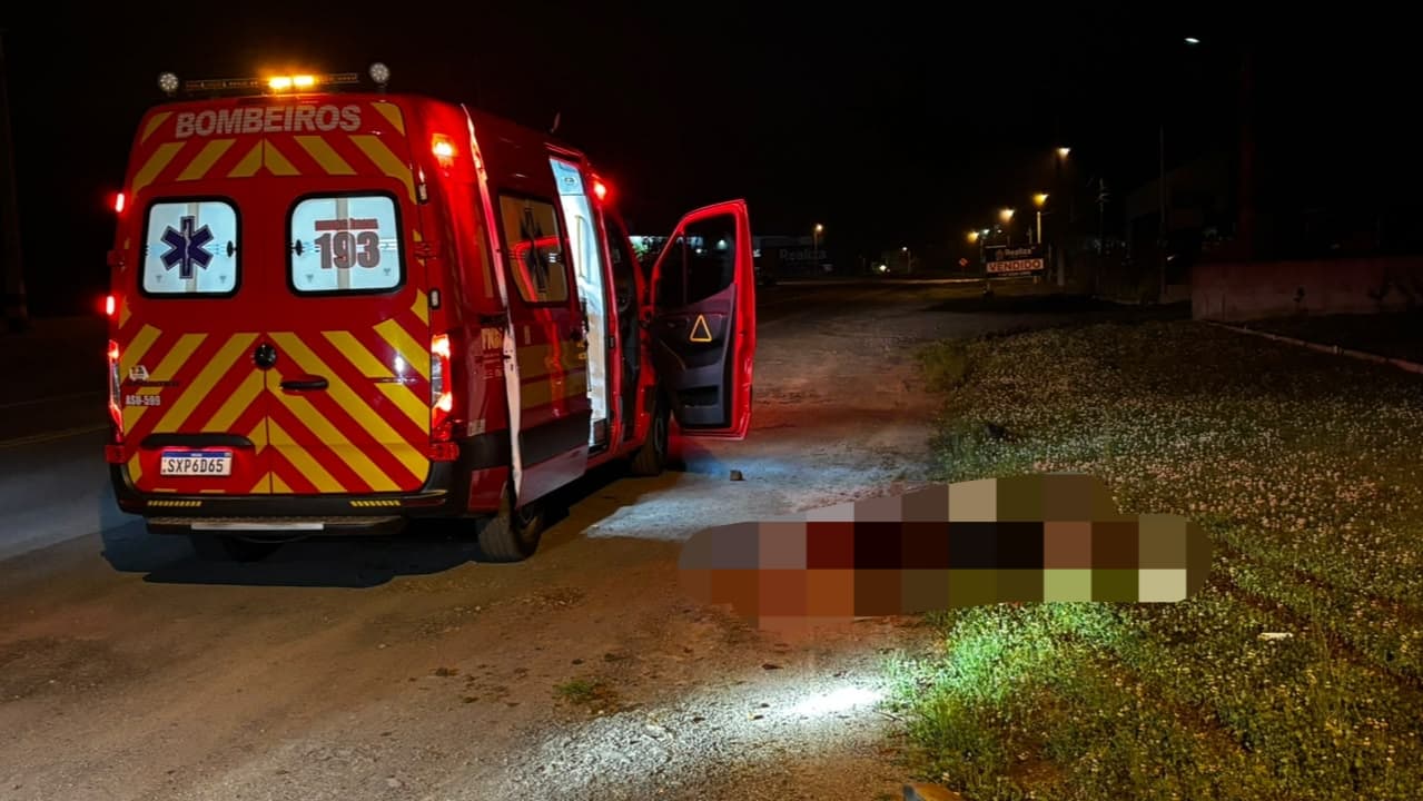 Corpo de homem é achado e detalhe no asfalto mobiliza a polícia em SC; câmeras de posto podem revelar o “culpado”