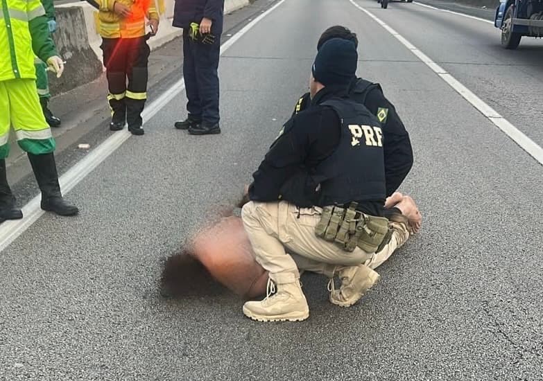 Homem em surto se agarra a poste no meio da BR-101 e mobiliza equipes em SC