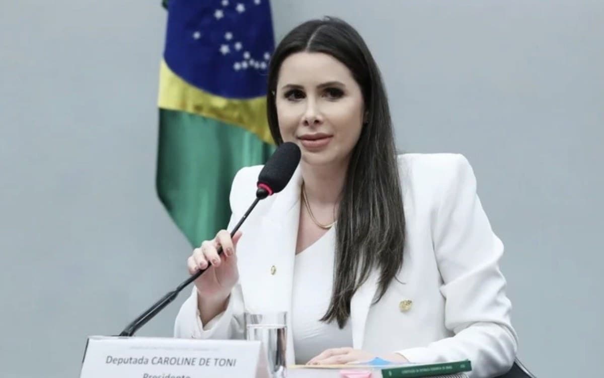 A deputada federal Caroline de Toni fala ao microfone durante sessão de comissão na Câmara dos Deputados