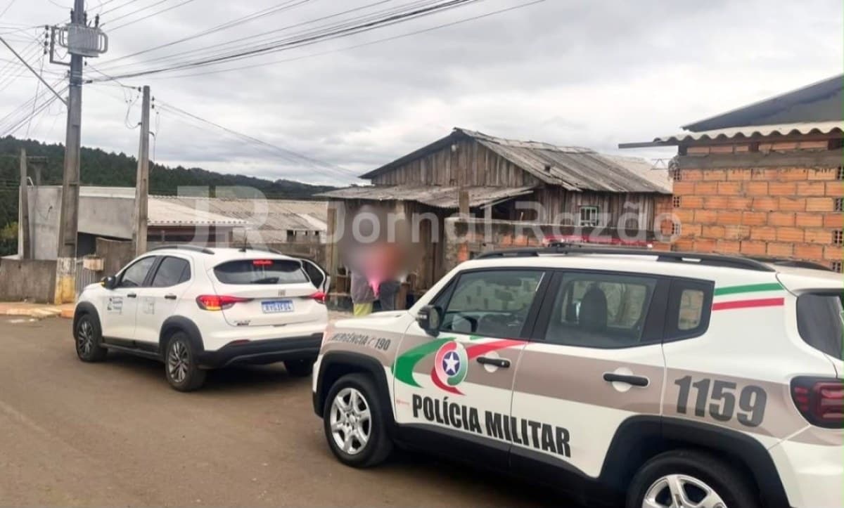 Mãe alega ser analfabeta, mas acaba presa por deixar filha de 13 anos namorar jovem de 19 em SC