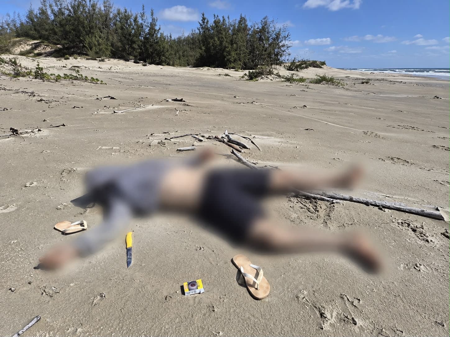 Homem é encontrado morto na areia com faca e facão ao lado do corpo em Jaguaruna