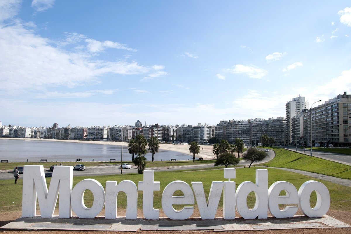 Letreiro Montevideo na praia de Pocitos, no Uruguai