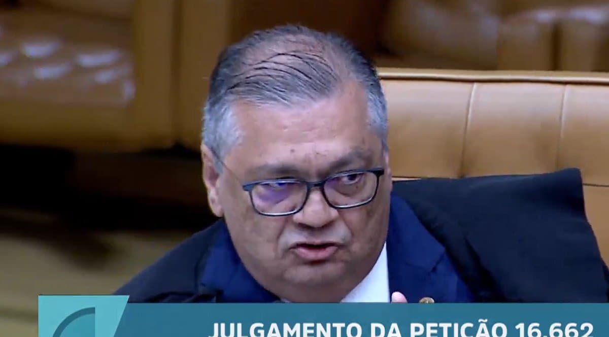 Ministro Flavio Dino fala durante o julgamento da Peticao 16.662 no plenario do STF