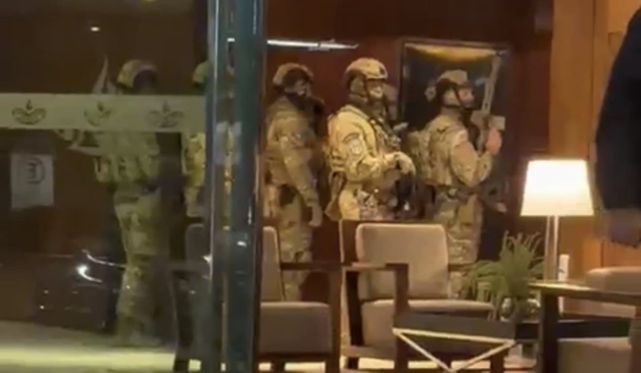 Homem em surto se tranca com pistola e R$ 115 mil em quarto de hotel na Beira-Mar em Florianópolis