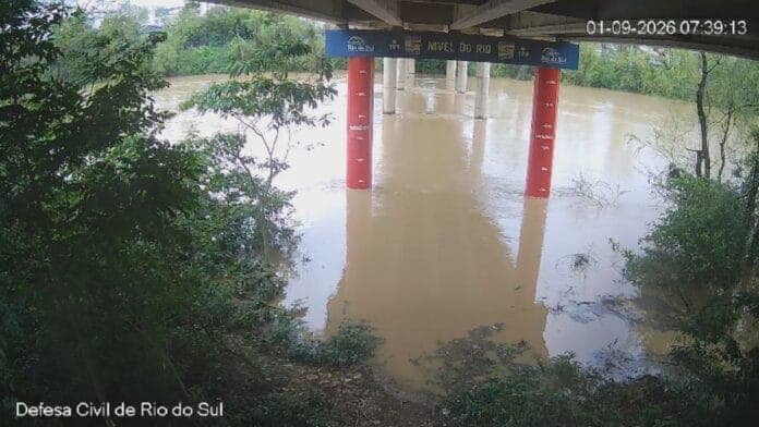 Rio Itajaí-Açu chega a 6,78 metros e fica a 22 centímetros da cota de enchente em Rio do Sul