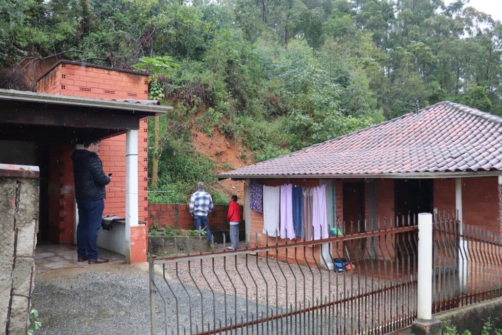 Quedas de barreira mantêm Defesa Civil em alerta após chuvas em Canelinha
