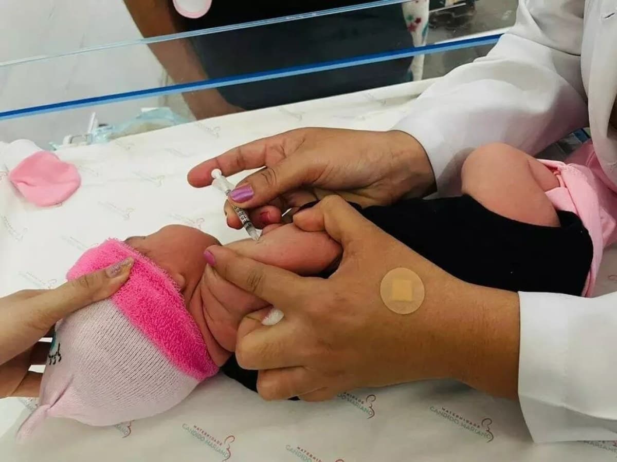 Anvisa amplia uso de vacina contra meningite para bebês a partir de 6 semanas