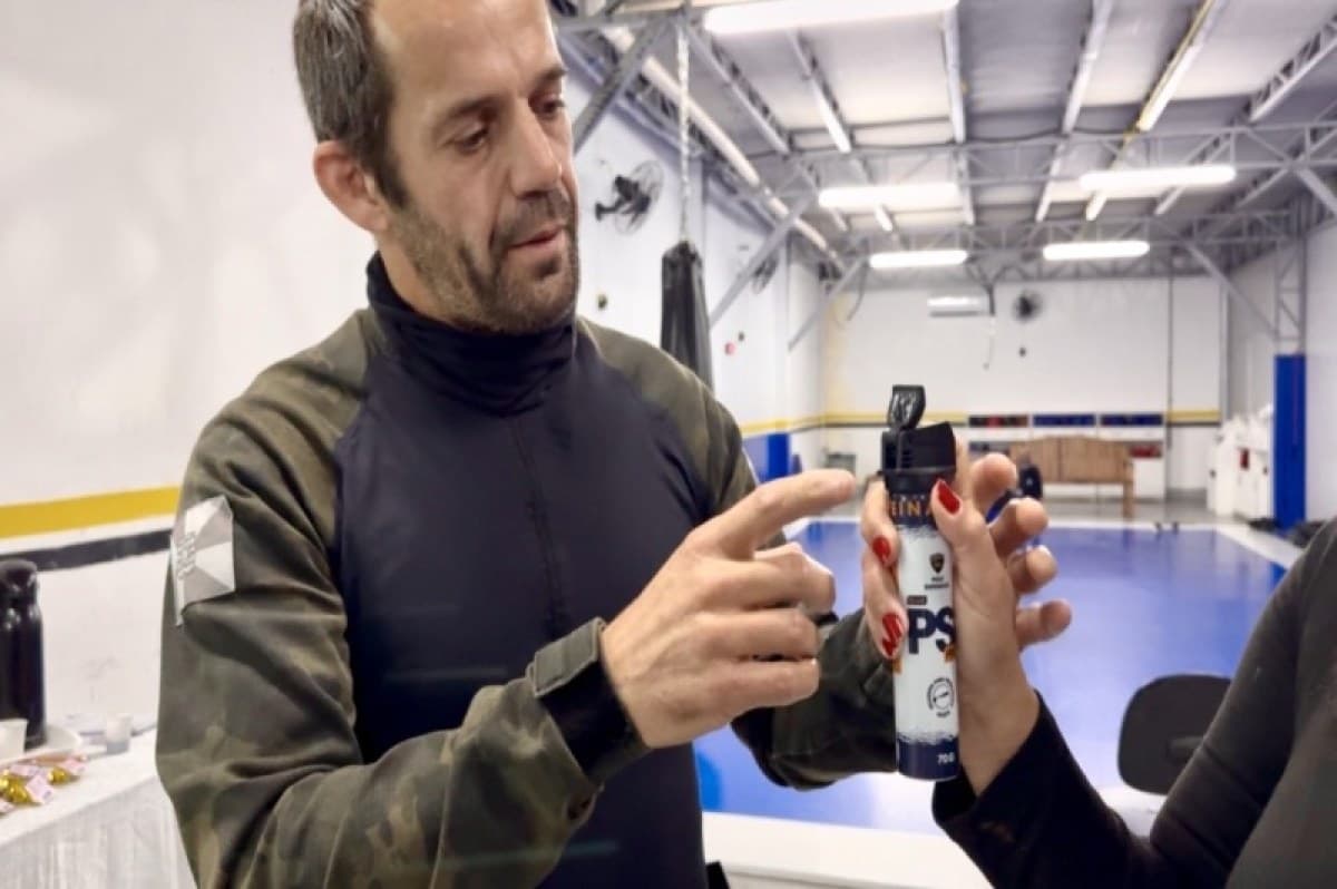 Mulheres com medidas protetivas recebem spray de pimenta após treinamento em Balneário Camboriú