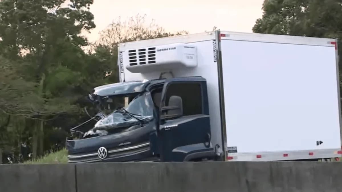 Passageiro morre após colisão traseira entre caminhões na BR-101, em Palhoça