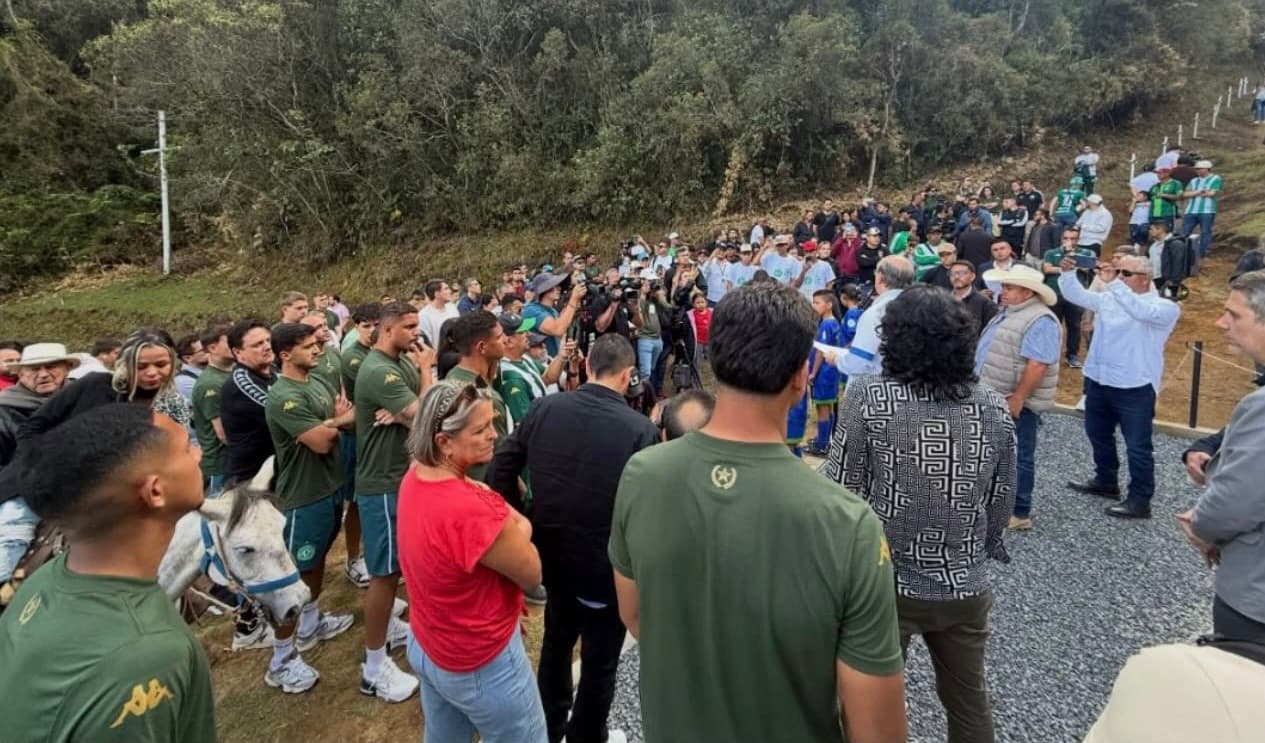 Chapecoense retorna a Medellín e recebe homenagens quase dez anos após tragédia