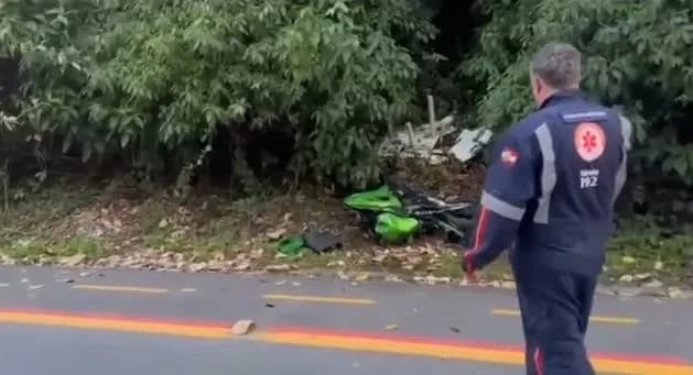 Motociclista de 27 anos morre após atingir meio-fio e muro em Blumenau