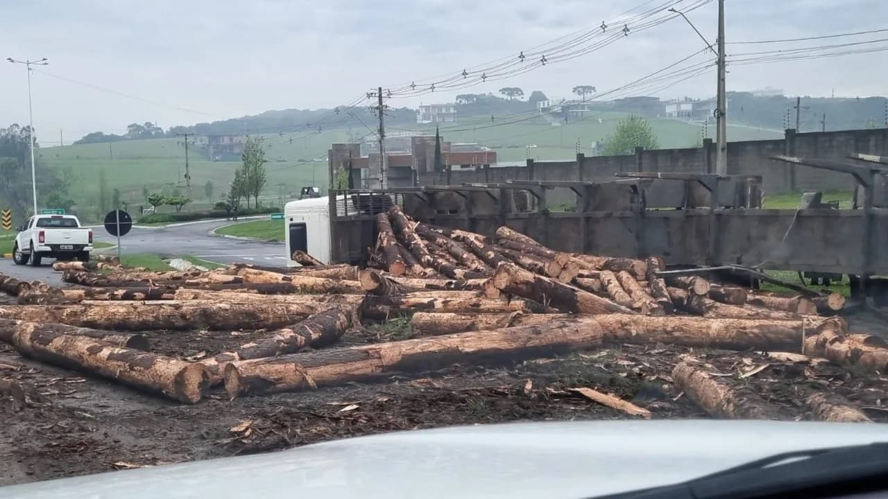 ATENÇÃO: Motoristas encontram bloqueio em trevo da BR-282 após caminhão tombar