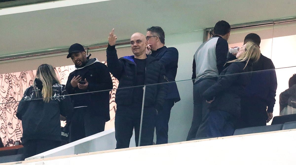 Daniel Vorcaro em camarote de estádio