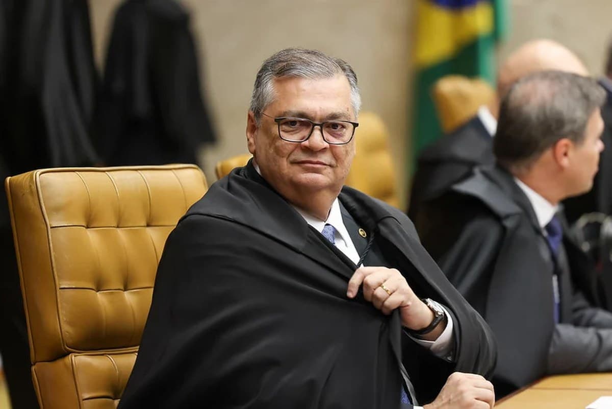 O ministro Flávio Dino sentado no plenário do Supremo Tribunal Federal