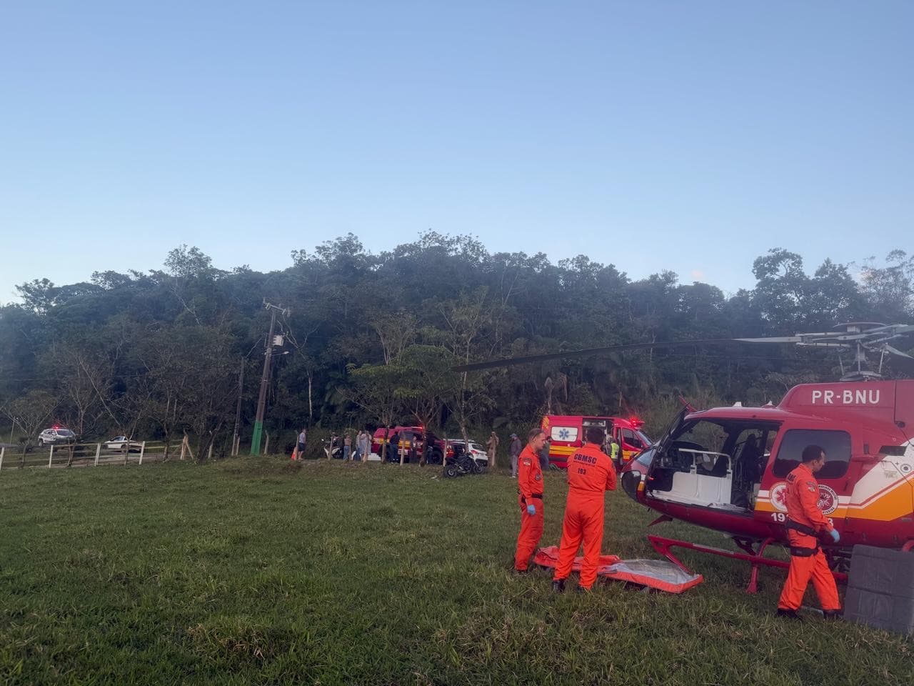 Motociclista sofre traumatismo craniano grave ao bater em cerca em Camboriú