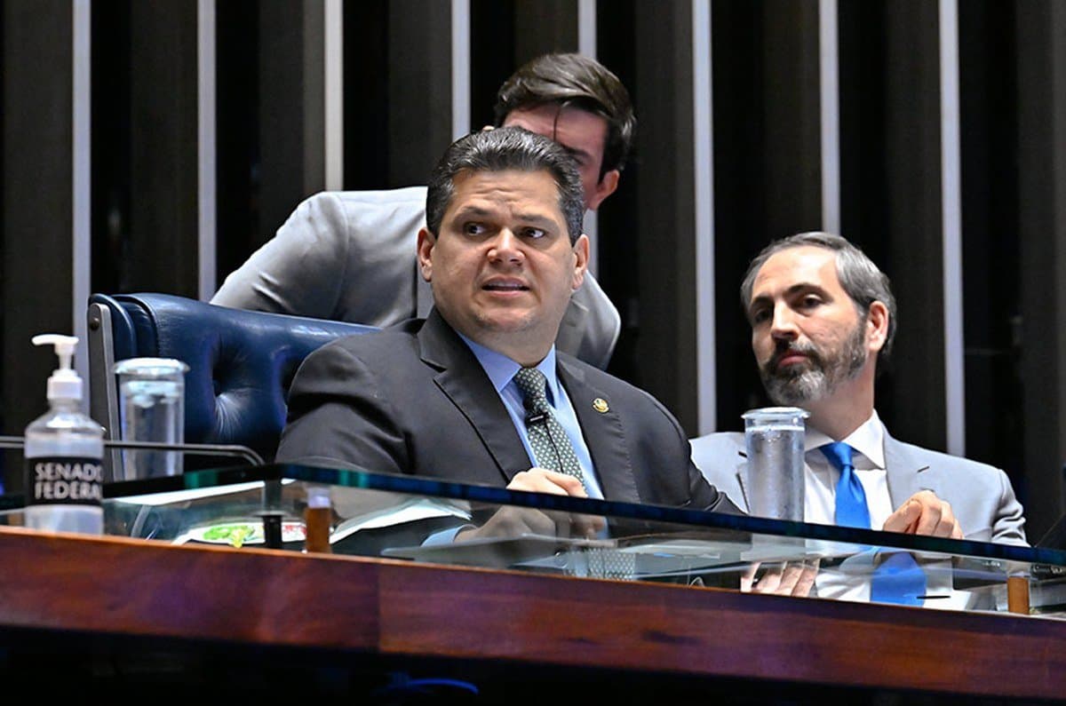 Alcolumbre votou o fim da 6x1 em um dia e agora tira da pauta a PEC da Segurança com a maioridade penal