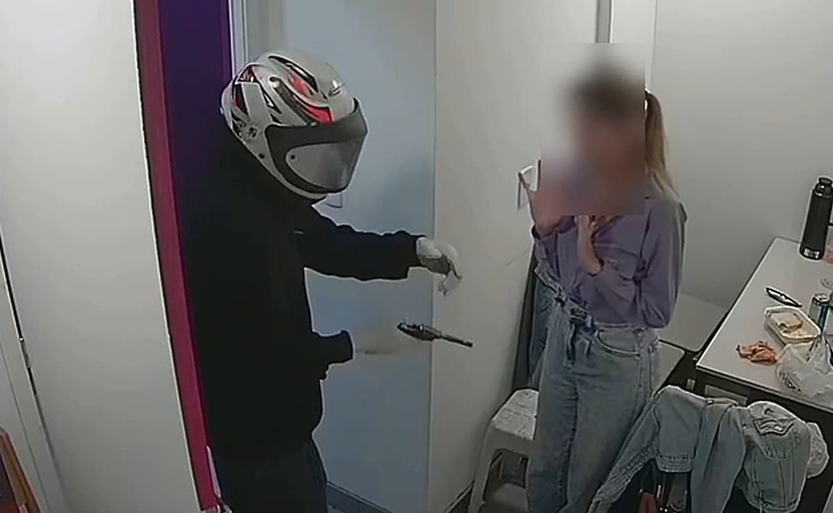 ‘Arma na cabeça’: PMSC caça criminosos que assaltaram loja de celulares em Florianópolis
