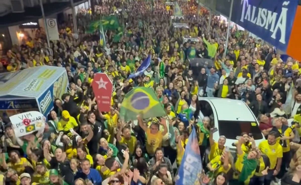 Ato pró-Flávio Bolsonaro reúne grande público em Tubarão a 3 dias do 2º turno