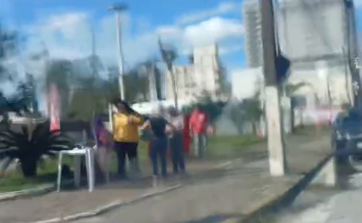 Ato a favor de Lula tem baixa adesão em Porto Belo, cidade que deu 72,75% para Flávio Bolsonaro