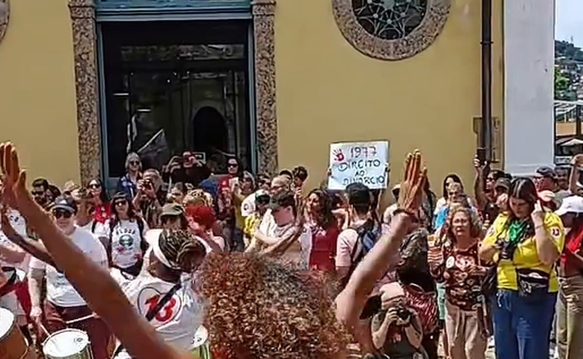 Enquanto motociata por Flávio toma Florianópolis, militantes do PT fazem ato com batucada no Centro
