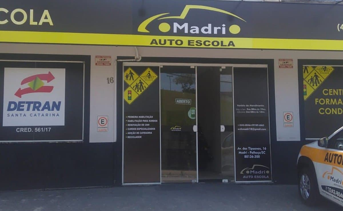 Família paga R$ 2.524, filho faz só uma aula de carro e autoescola fecha de repente em Palhoça