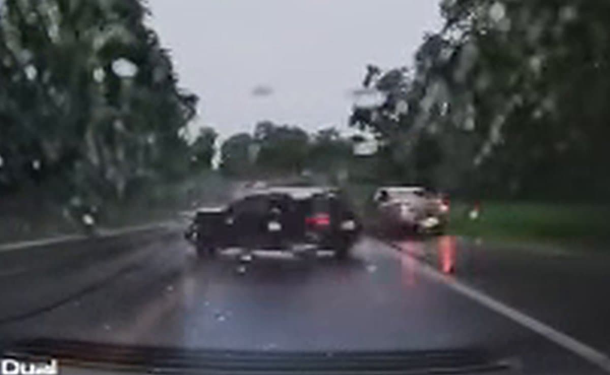 Câmera de carro flagra momento de acidente entre veículos em trecho com chuva forte na BR-282 em SC