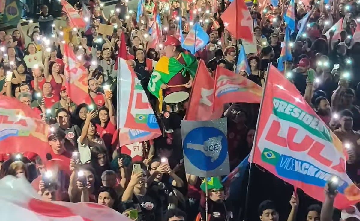 “Tem mais gente que na Oktoberfest”, diz Décio Lima sobre ato pró-Lula em Blumenau