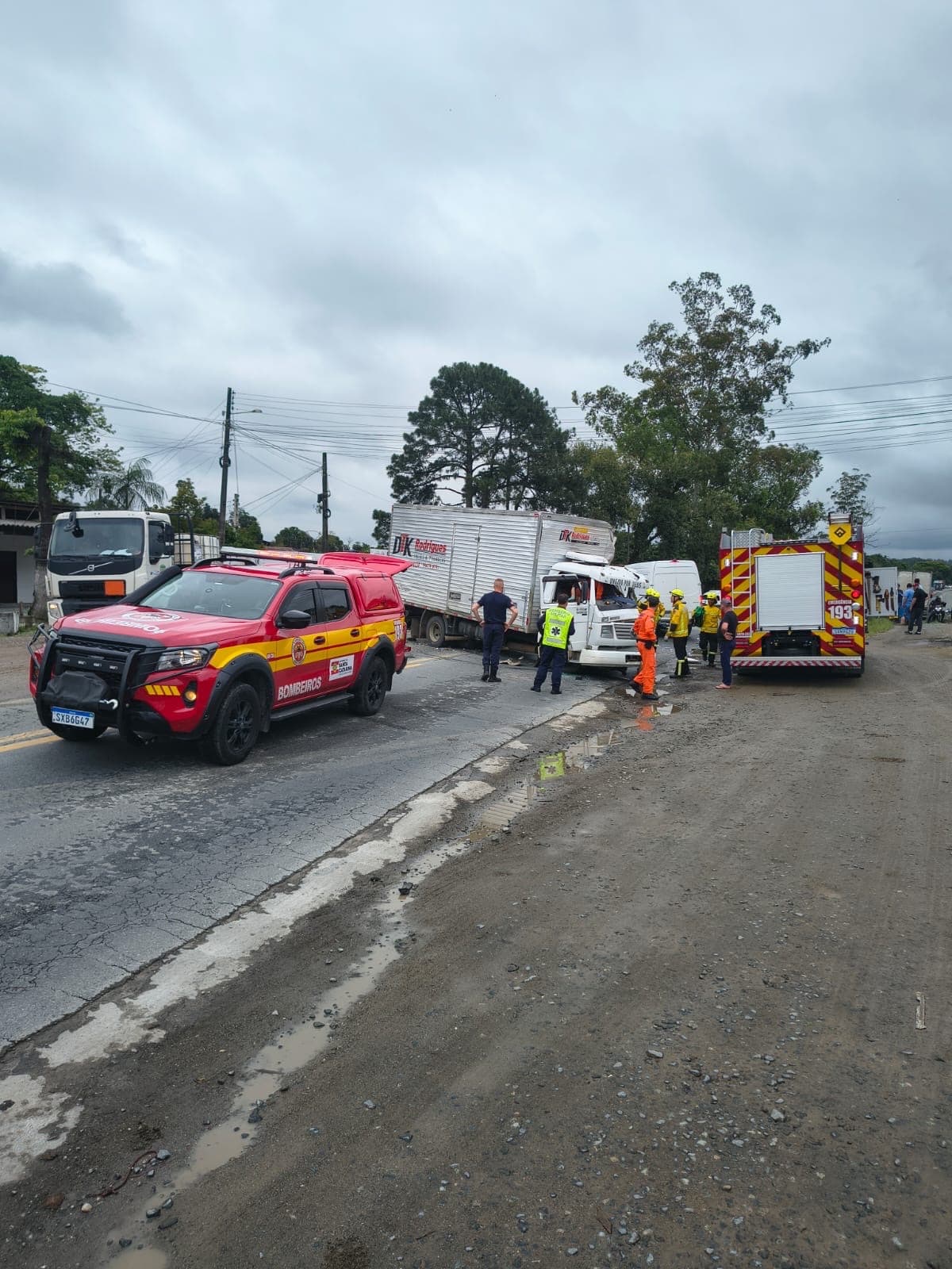 Motoristas ficam presos às ferragens após colisão entre van e caminhão na BR-470