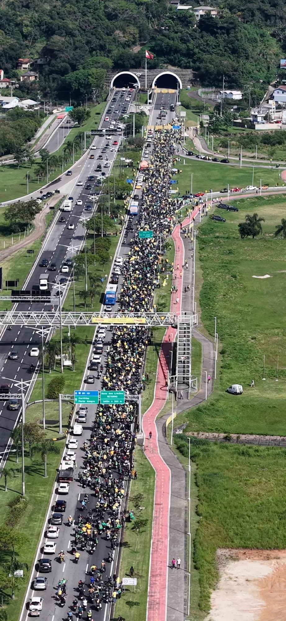 Mais de uma hora antes da saída, motos já lotam via na motociata por Flávio Bolsonaro em Florianópolis