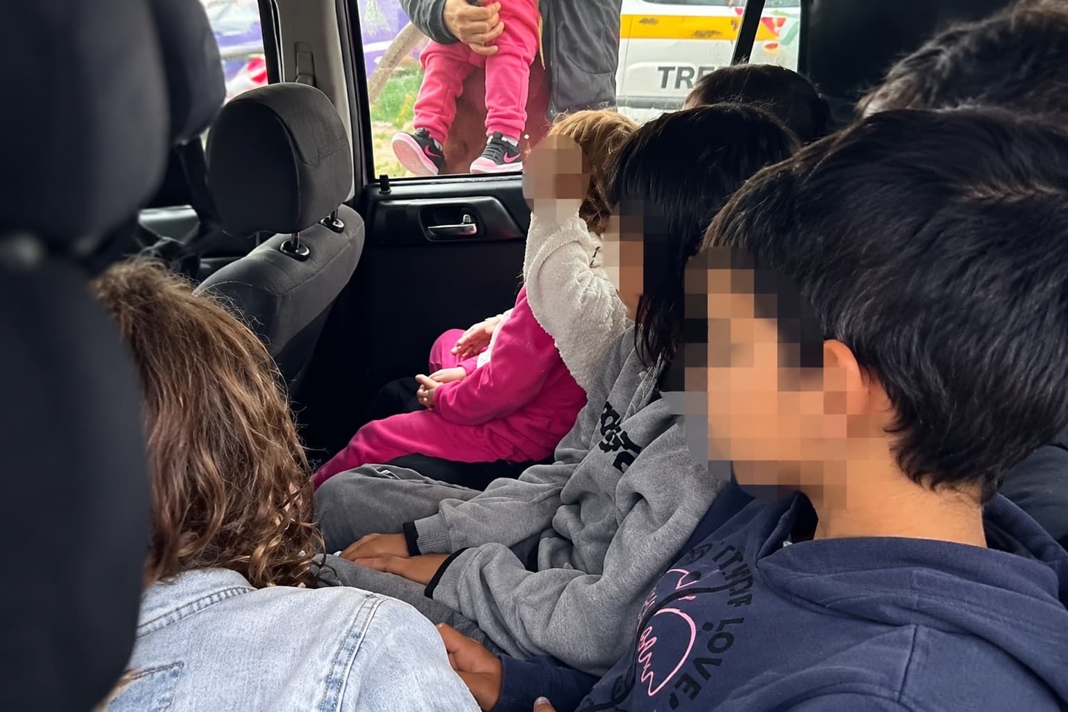Três crianças são flagradas no porta-malas de carro com 11 pessoas em Florianópolis