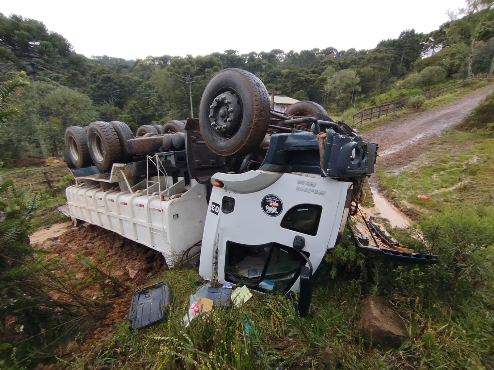 Caminhão sai da pista e capota com dois homens na Serra catarinense; um deles morreu