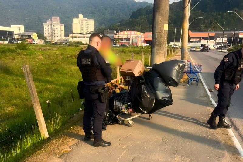 Do mercado para o entulho: 12 carrinhos acabam recolhidos nas ruas de Itajaí
