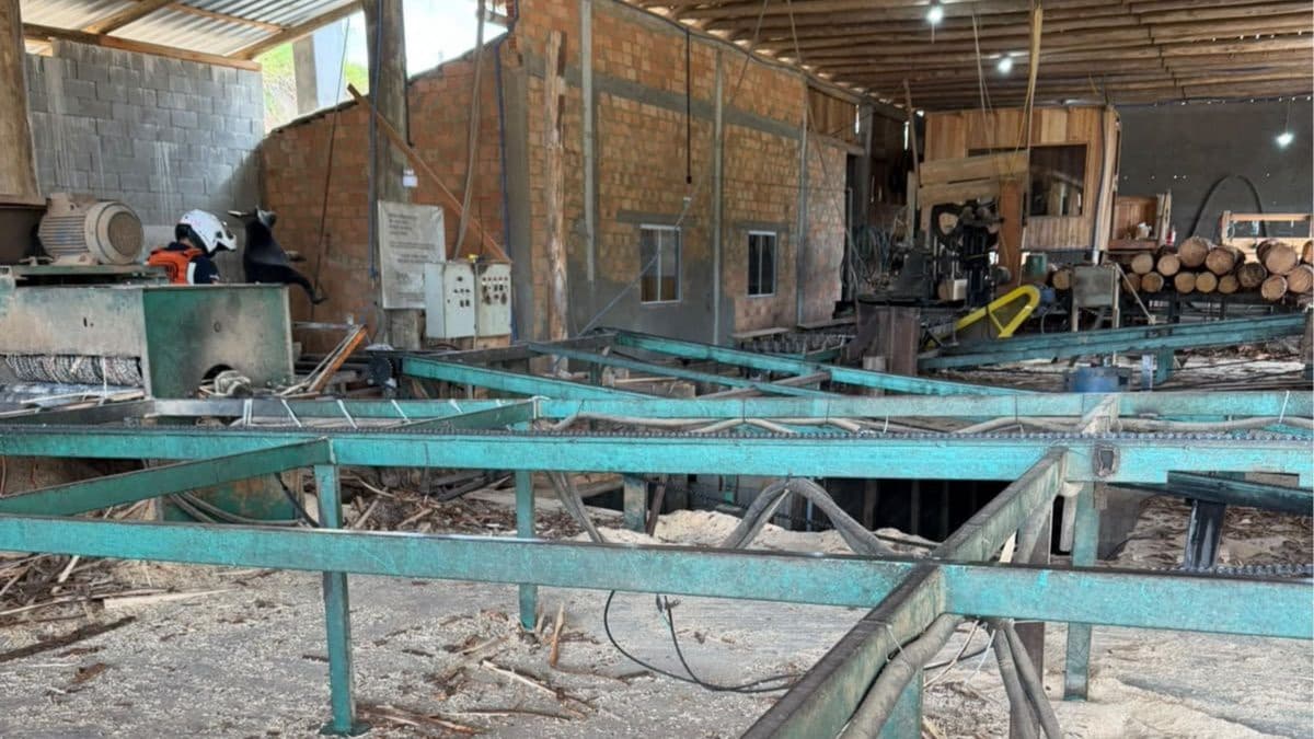 Jovem de 18 anos tem os dois braços presos em máquina durante trabalho em SC